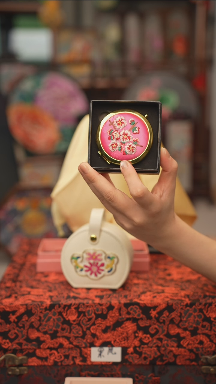 扇子绣花吊坠非遗