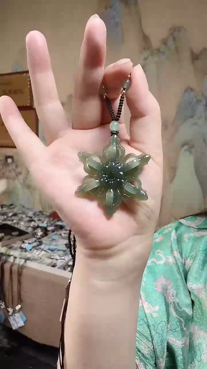 和田玉未镶嵌颈饰.