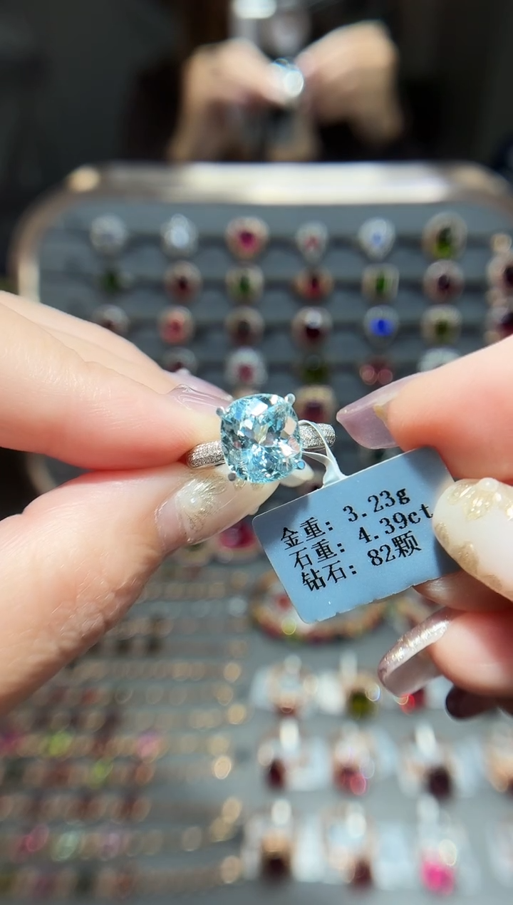 18K金镶嵌戒圈海蓝宝石4.39配钻