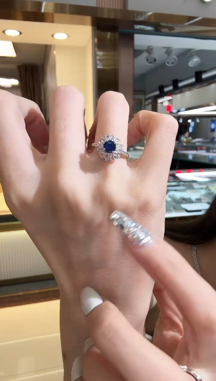 戒指蓝宝石18K金镶嵌1.00ct