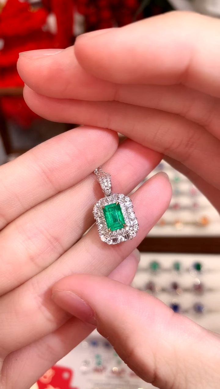 【闪购商品】祖母绿吊坠18K金镶嵌0.89ct/天然宝石/七天无理由