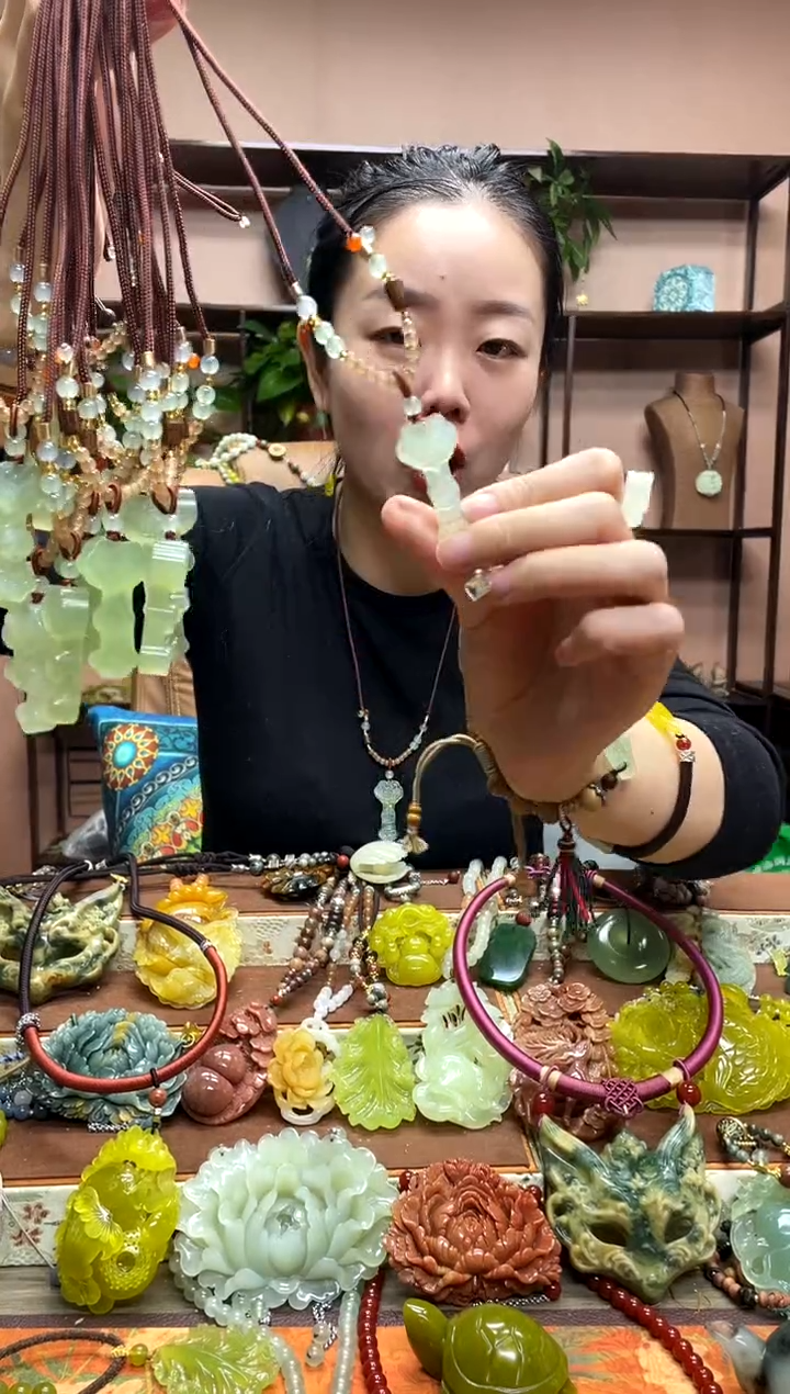 未镶嵌岫玉吊坠多样性发货发其中之一