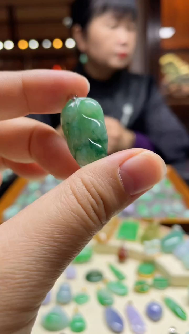 【闪购商品】翡翠颈饰18K金镶嵌叶子