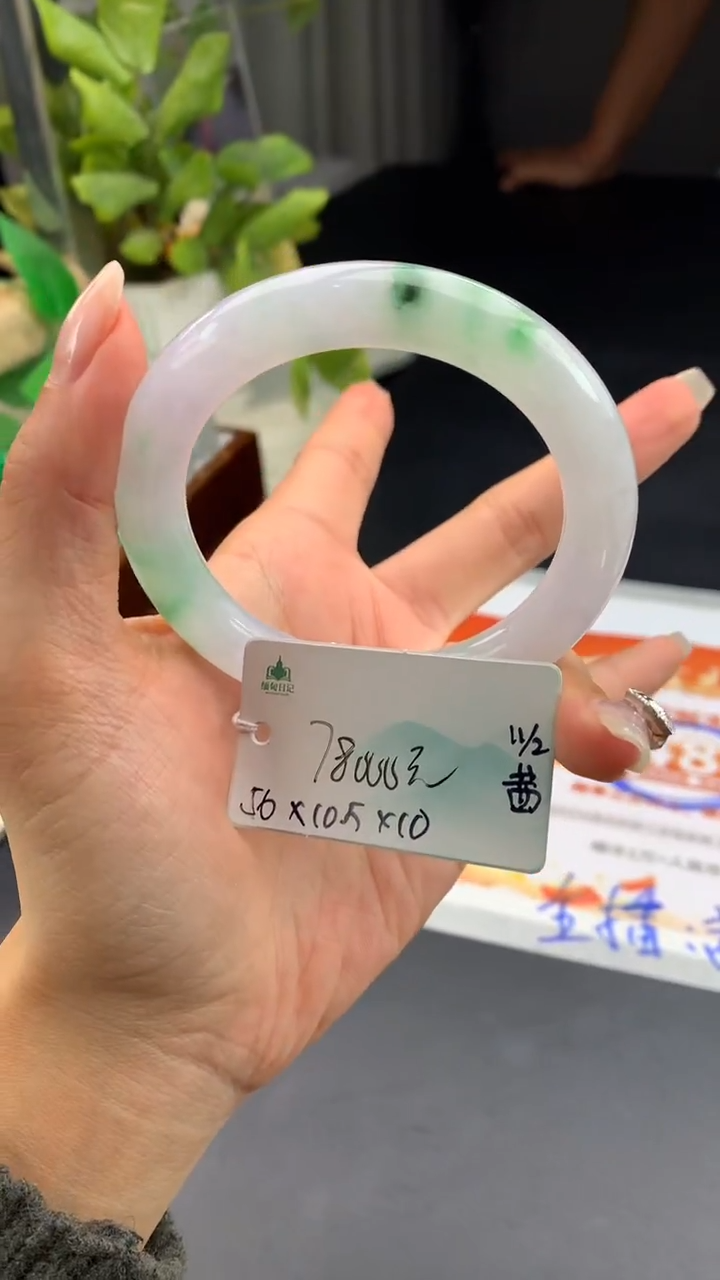 【闪购商品】翡翠手镯未镶嵌 #情人节#送礼，下单联系客服核对地址~