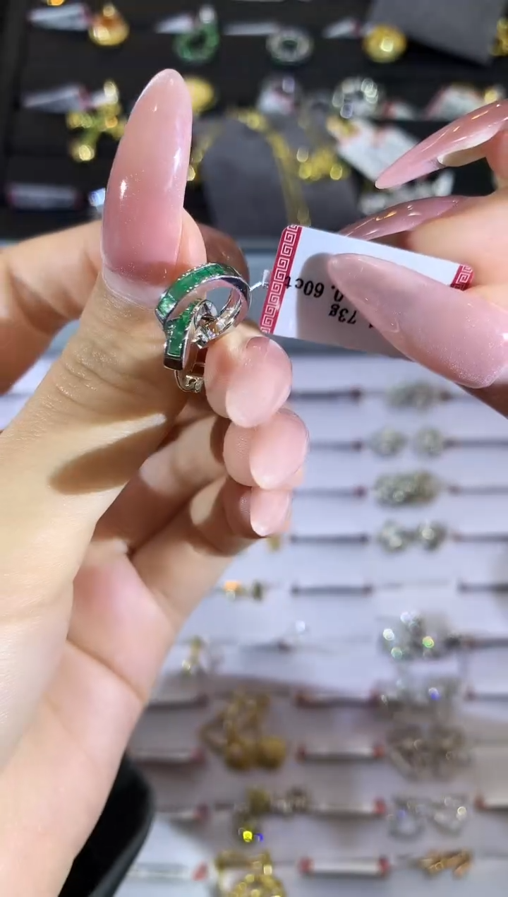 【闪购商品】祖母绿耳饰18K金镶嵌a20时尚