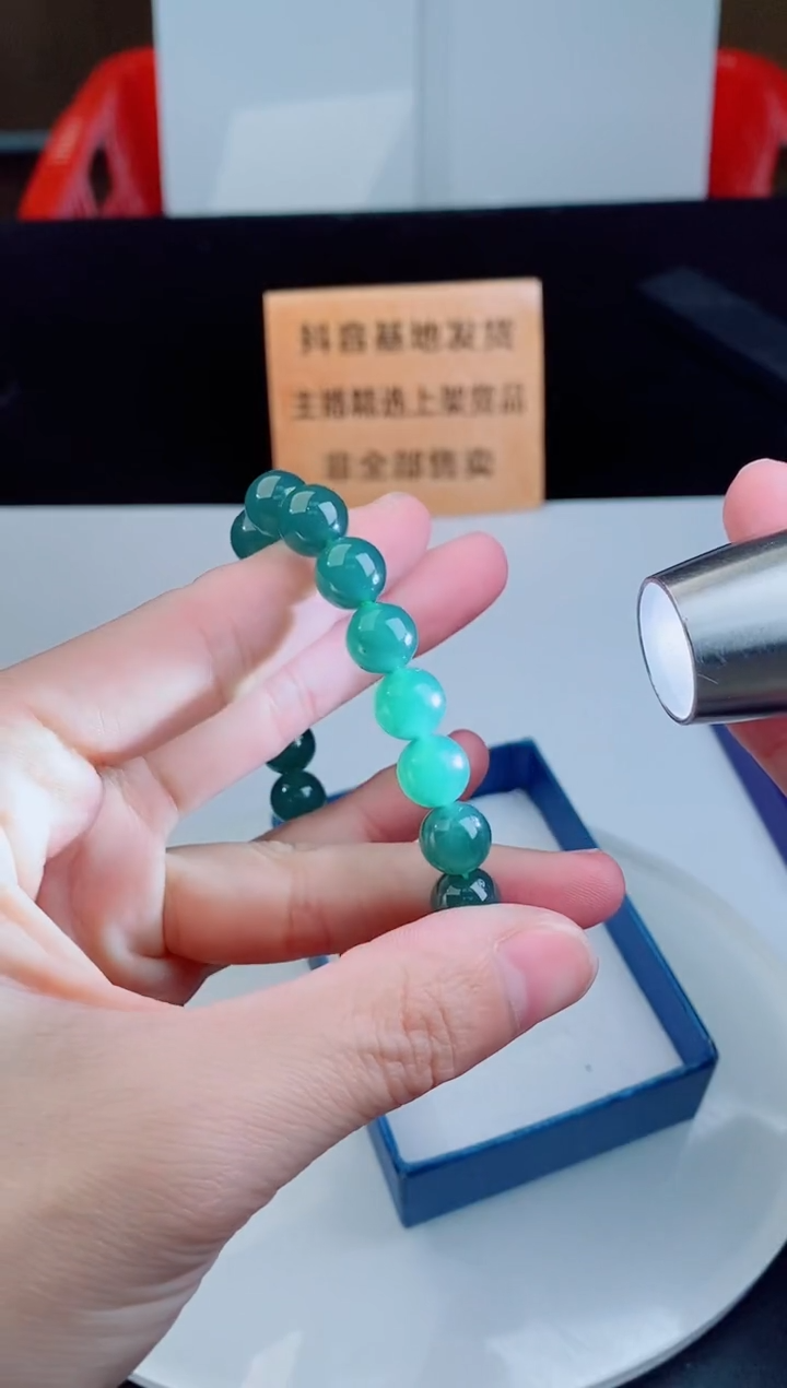 颈饰未镶嵌翡翠   