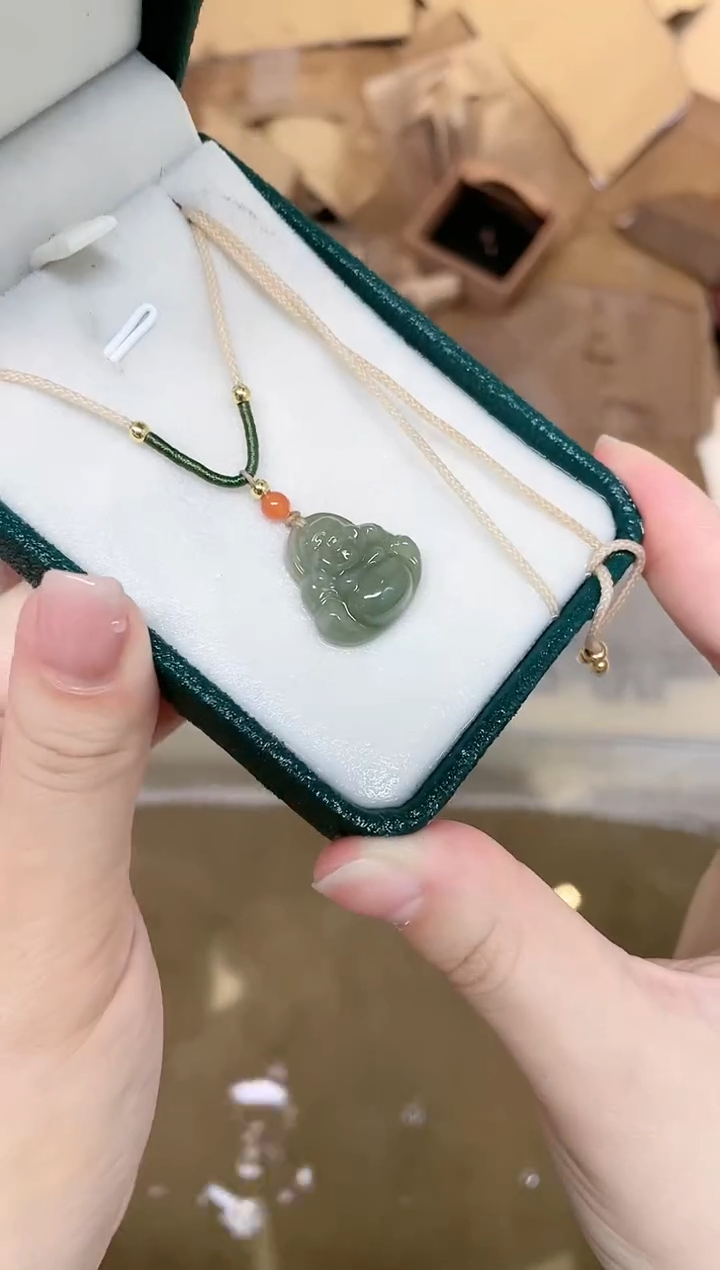 和田玉未镶嵌颈饰佛