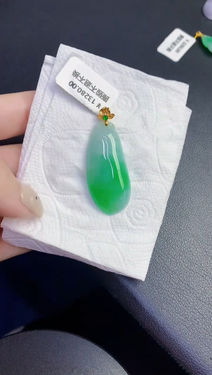 颈饰18K金镶嵌翡翠缅甸天然翡翠A货