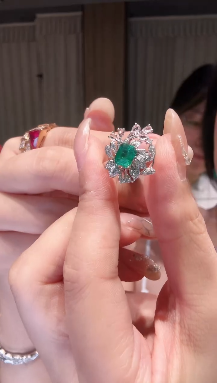 18K金镶嵌戒指祖母绿CE0954