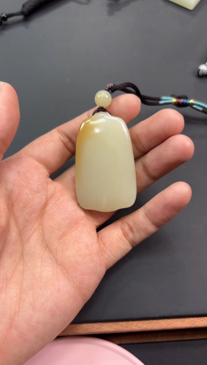 【闪购商品】和田玉吊坠(赠链)未镶嵌且末金山微色差吊坠