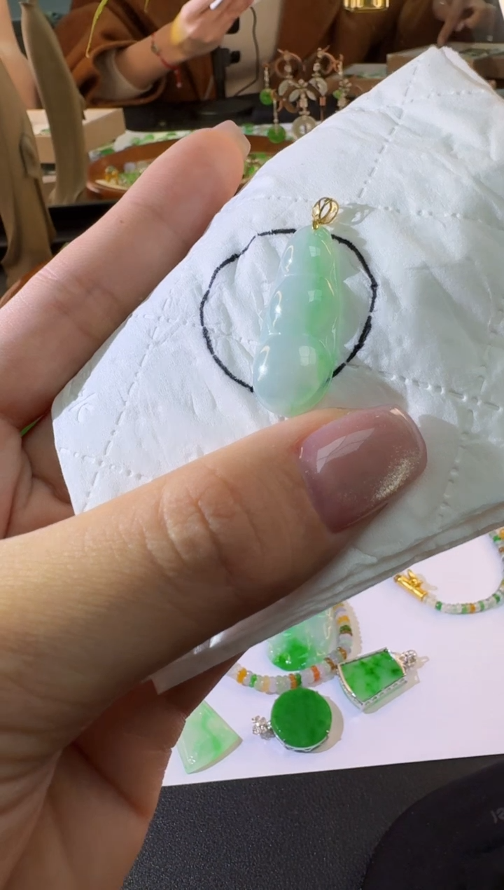 【闪购商品】翡翠颈饰18K金镶嵌缅甸A货翡翠福豆吊坠