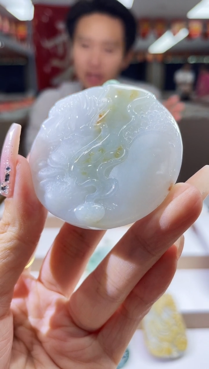 翡翠未镶嵌颈饰多样性发其一
