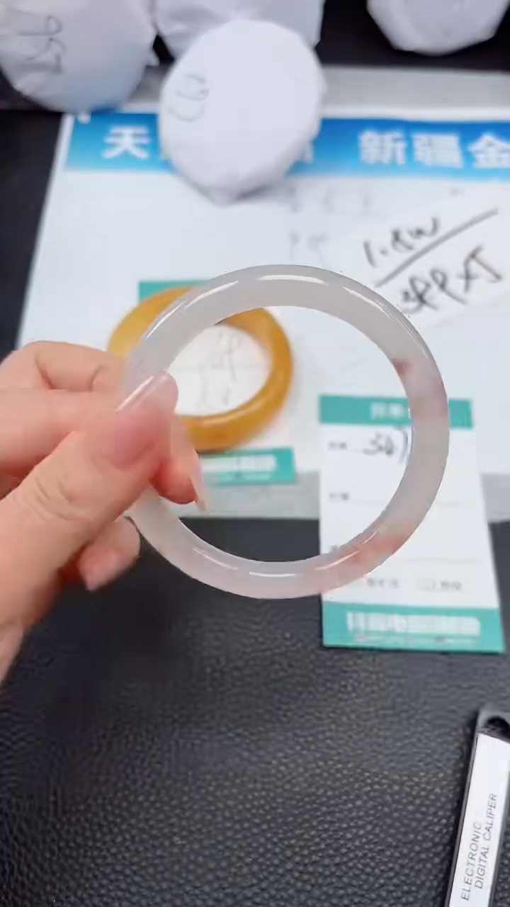 【闪购商品】石英质玉手镯未镶嵌A307