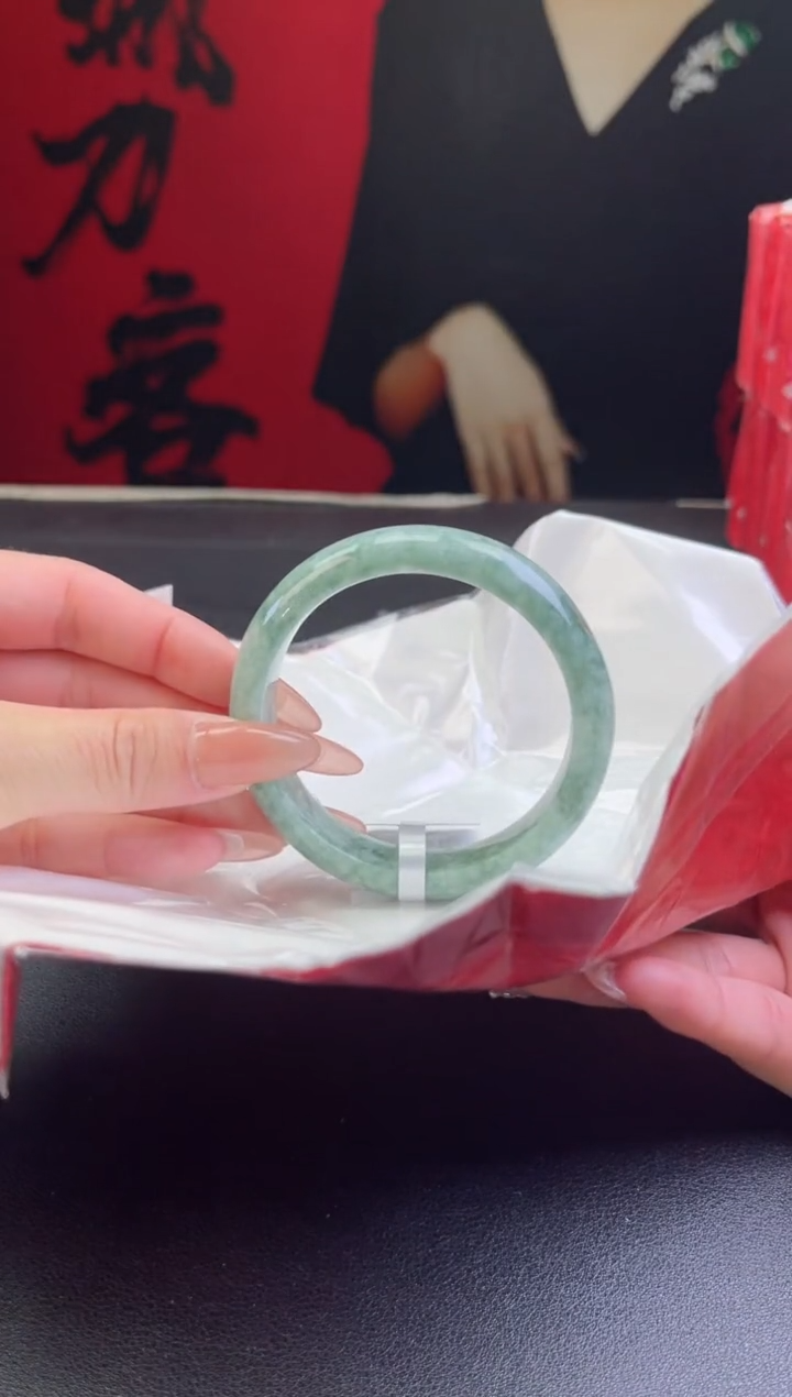 【闪购商品】翡翠手镯未镶嵌1翡翠手镯(微瑕）