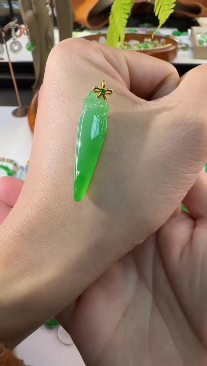 【闪购商品】翡翠颈饰18K金镶嵌缅甸A货翡翠吊坠