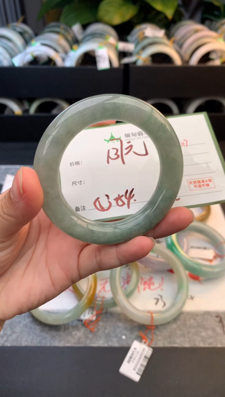 未镶嵌定制翡翠毛货需精细抛光+多人