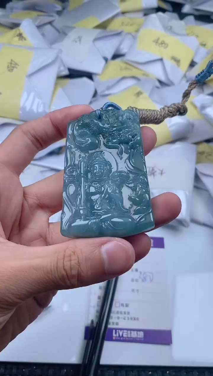 翡翠未镶嵌颈饰         