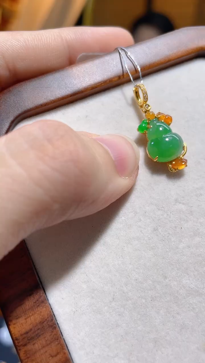 颈饰18K金镶嵌翡翠葫芦