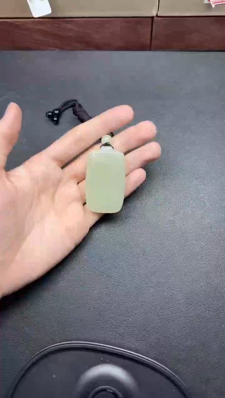 吊坠(赠链)未镶嵌和田玉且末微色差迪克兰一细吊坠