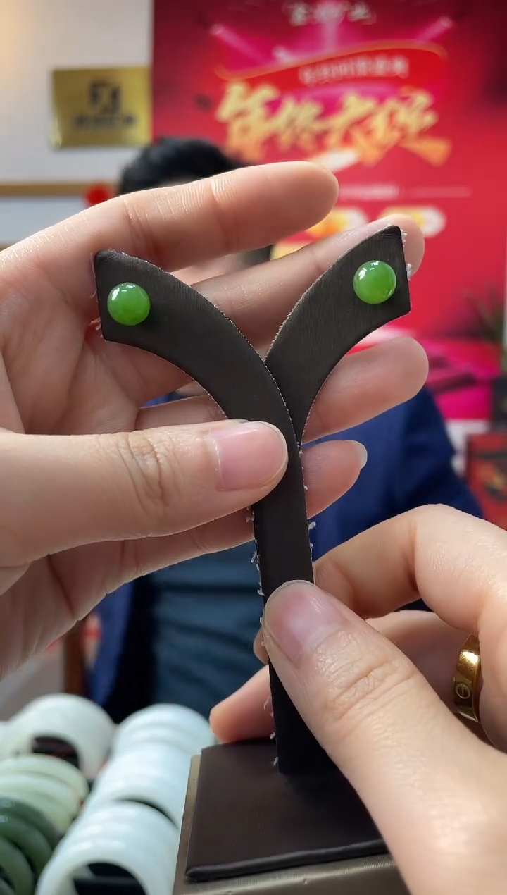 【闪购商品】和田玉耳饰18K金镶嵌碧玉卡8-7耳钉发一对