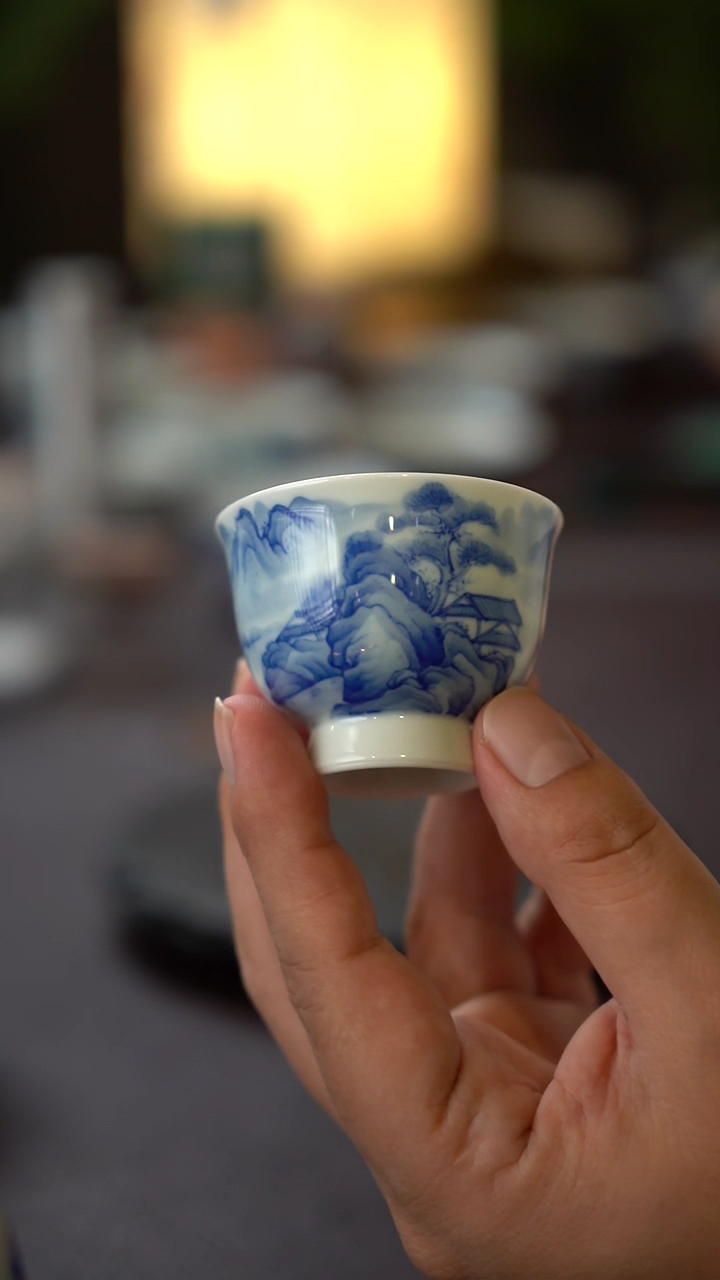 景德镇全手工手绘青花山水小主人杯
