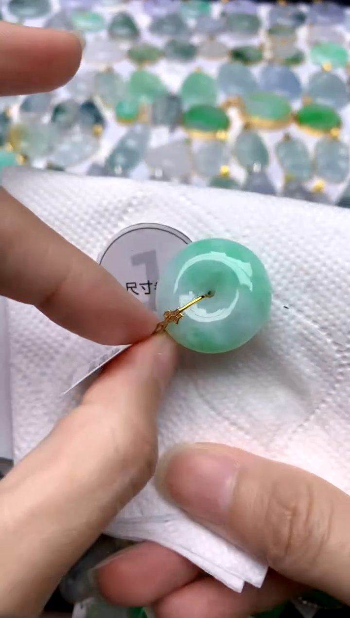 颈饰18K金镶嵌翡翠天然A货翡翠