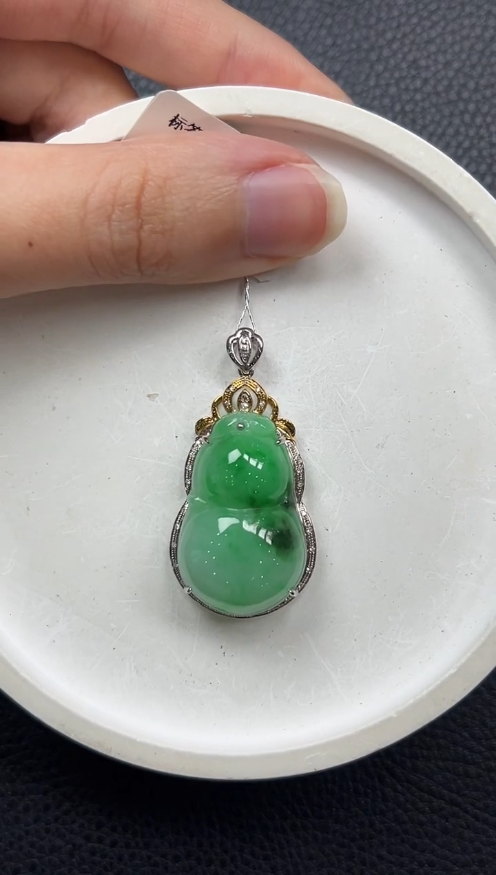 翡翠18K金镶嵌颈饰葫芦