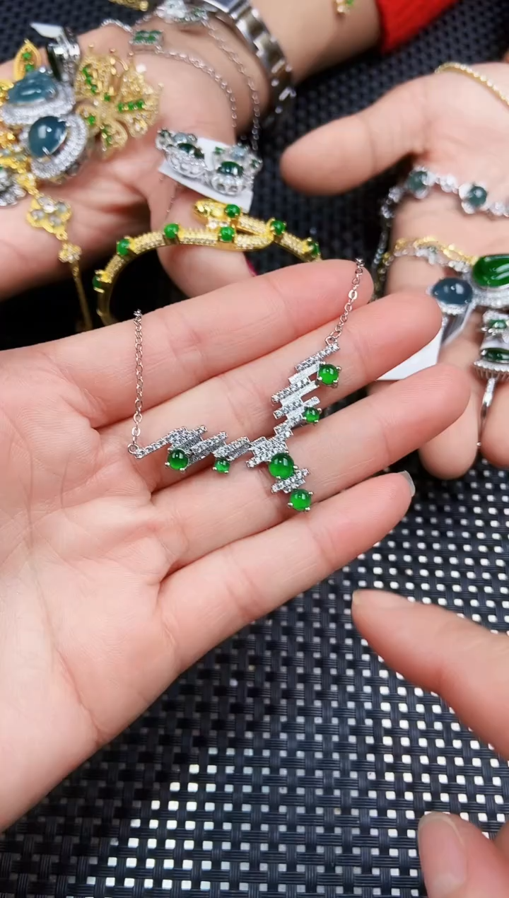 【闪购商品】翡翠颈饰未镶嵌11111111