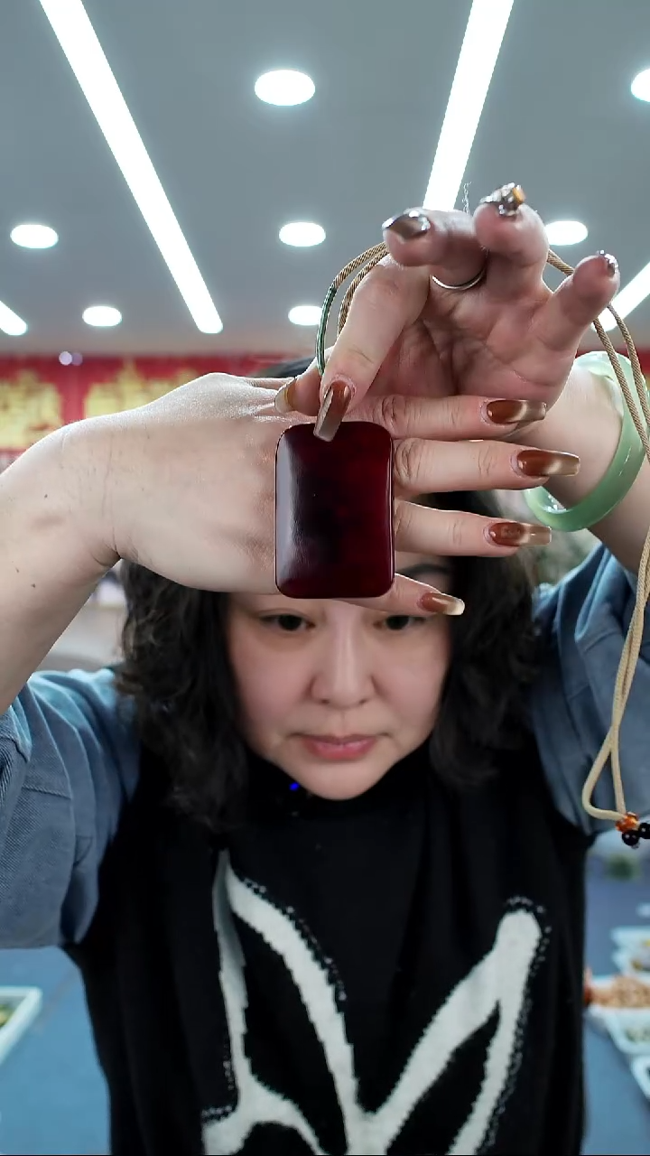 颈饰未镶嵌和田玉吊坠