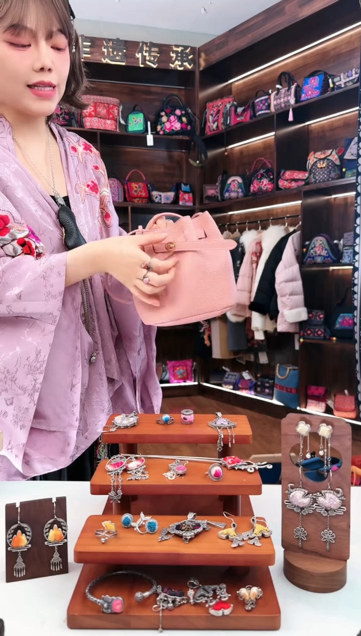 【闪购商品】织绣L13蚩梦苗族古绣
