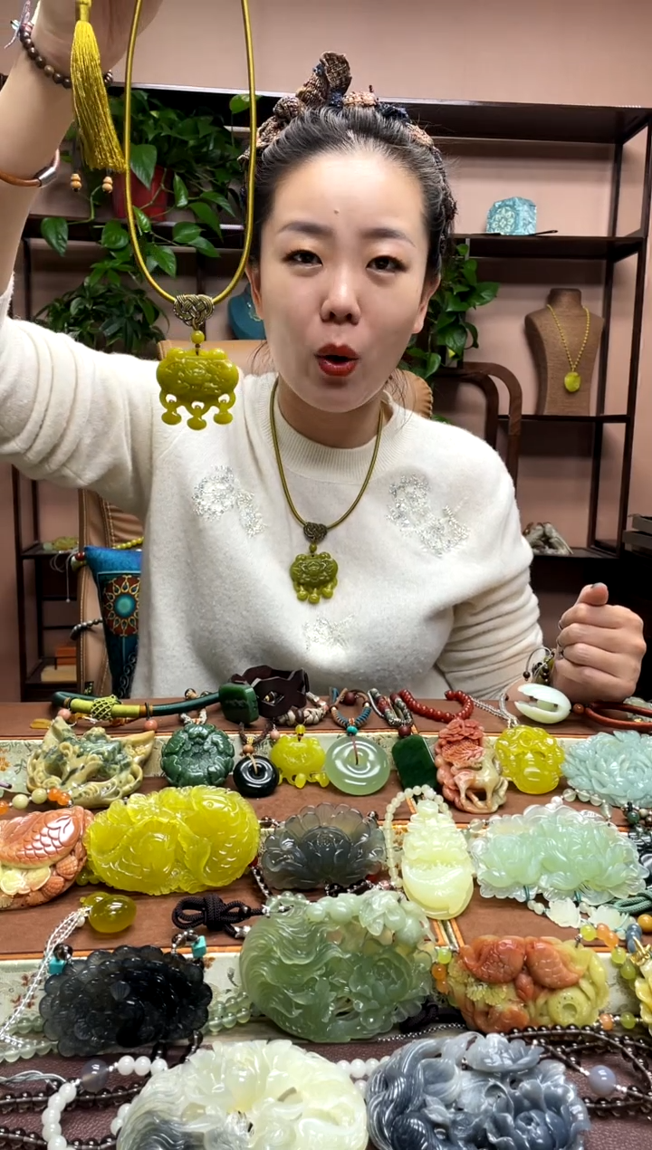 未镶嵌岫玉颈饰多样性发货发其中之一