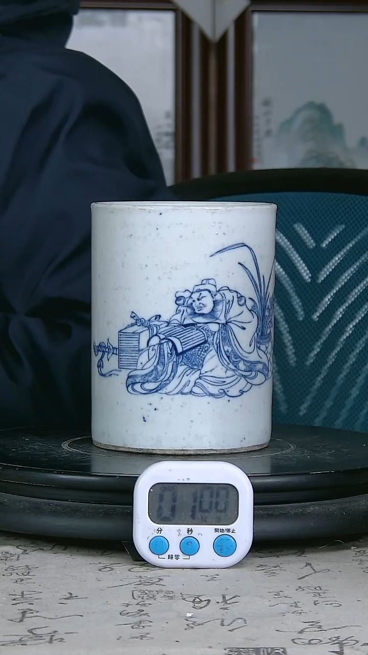 陶爪*齿青花精绘人物图笔筒