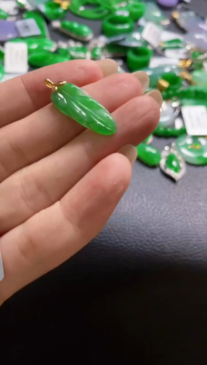 【闪购商品】定制翡翠18K金镶嵌吊坠