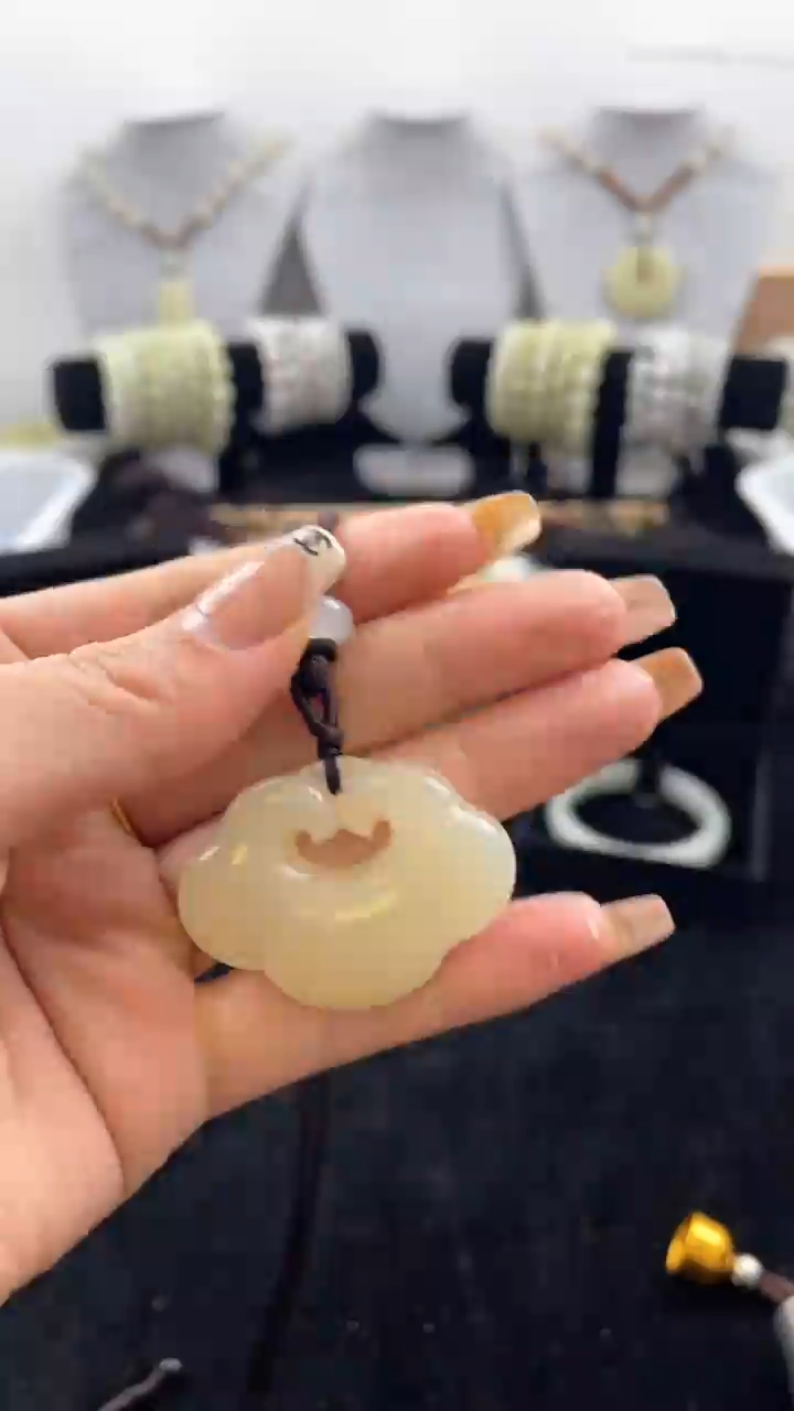 【闪购商品】和田玉吊坠(赠链)未镶嵌天然和田玉祥云如意平安锁吊坠