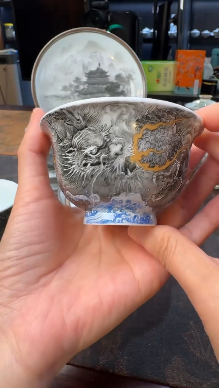 手绘新品蓝纹海水墨龙压手杯