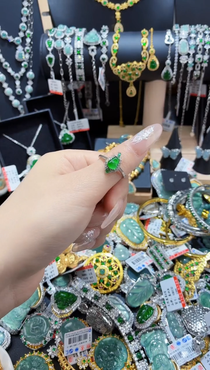 翡翠未镶嵌颈饰天然翡翠a货 多样性发其一