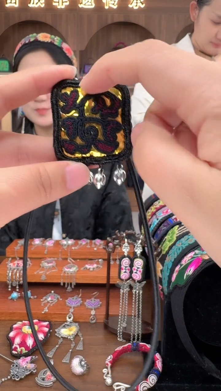 【闪购商品】织绣扶光苗绣传承117
