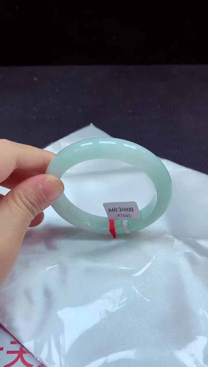 【闪购商品】翡翠手镯未镶嵌镯子60+