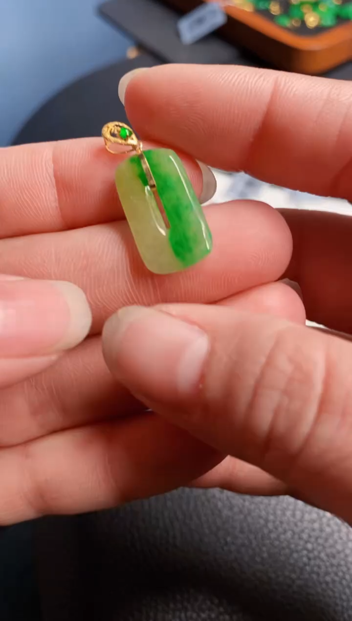 【闪购商品】翡翠颈饰18K金镶嵌吊坠