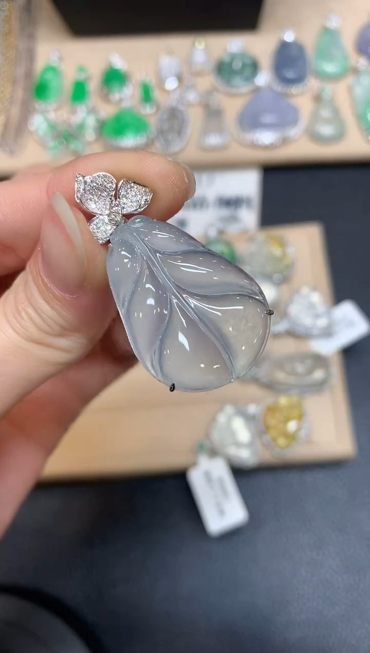 【闪购商品】翡翠颈饰18K金镶嵌芭蕉叶【无服务费