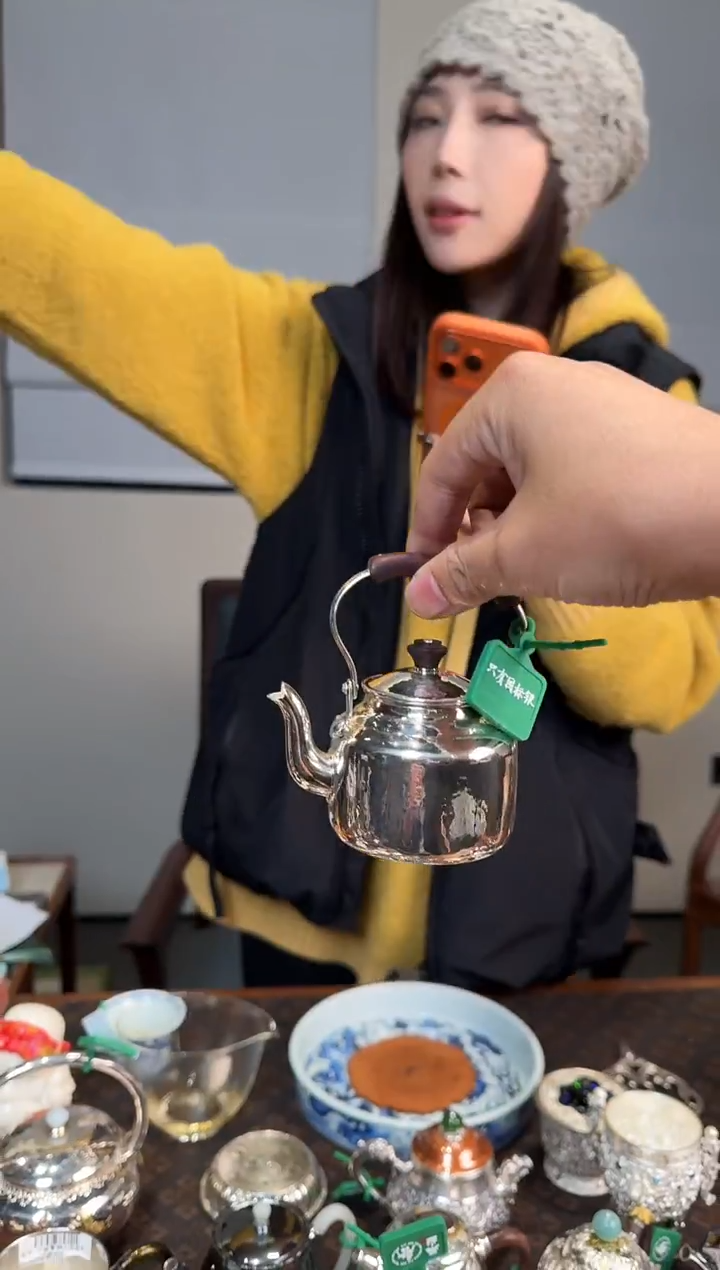 -呆坐手敲旧时光童年小提梁壶