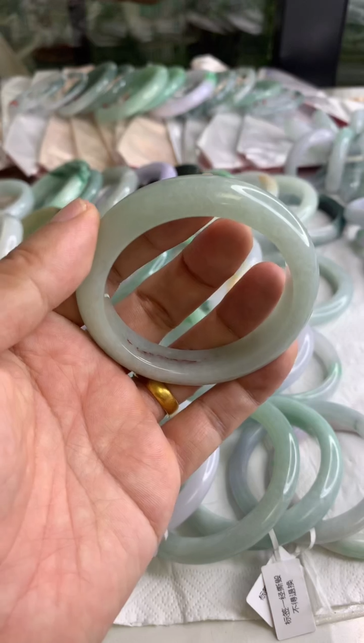 翡翠手镯未镶嵌53葡萄肉