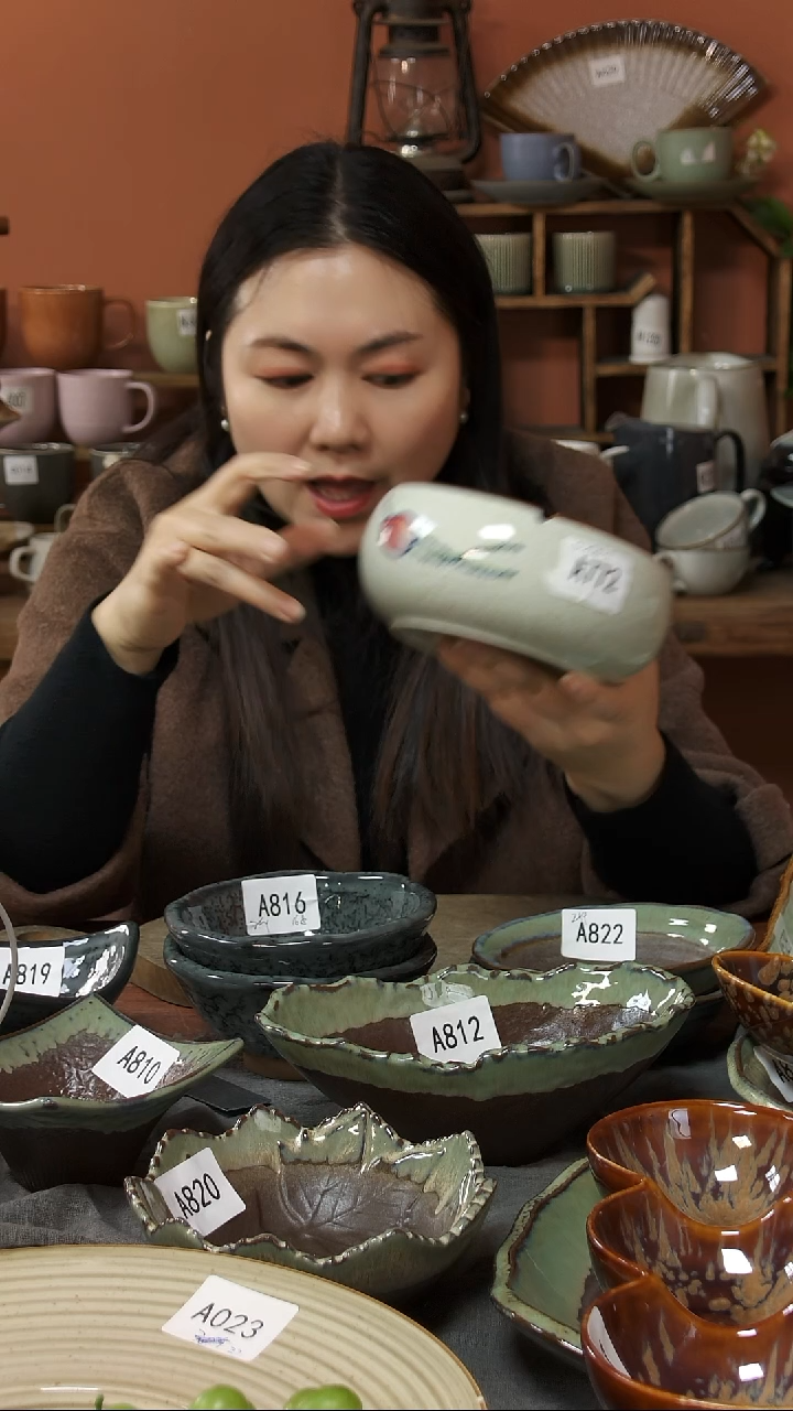 陶瓷A772 一只手绘荷花烟灰缸15*6.5微瑕