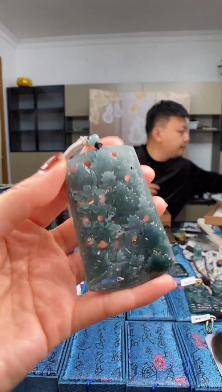 颈饰未镶嵌翡翠   多样性发其一