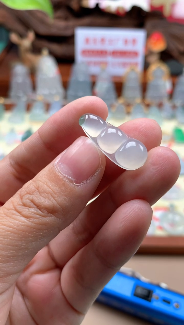 【闪购商品】翡翠未镶嵌颈饰豆子