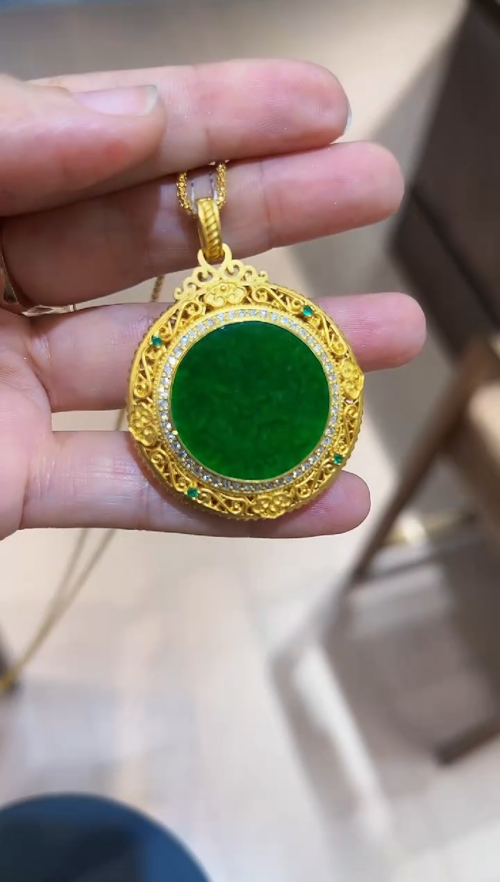 颈饰足金镶嵌翡翠吊坠