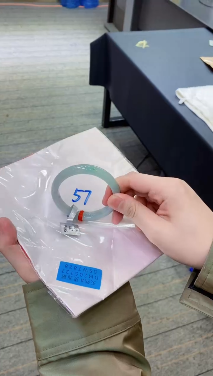 【闪购商品】翡翠手镯未镶嵌            