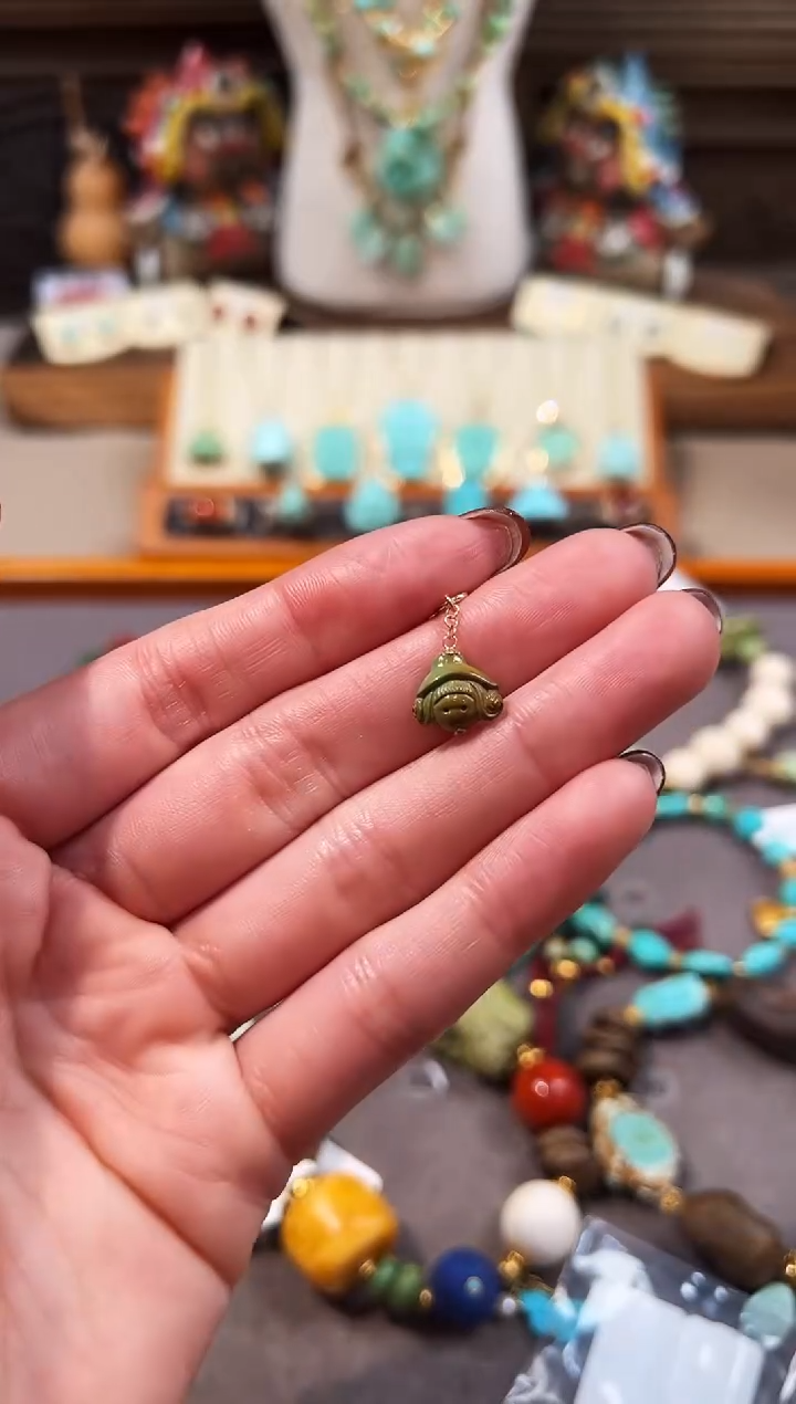 18K金镶嵌绿松石提溜女巫