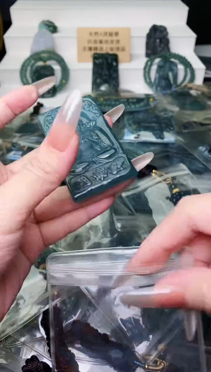 颈饰未镶嵌翡翠 