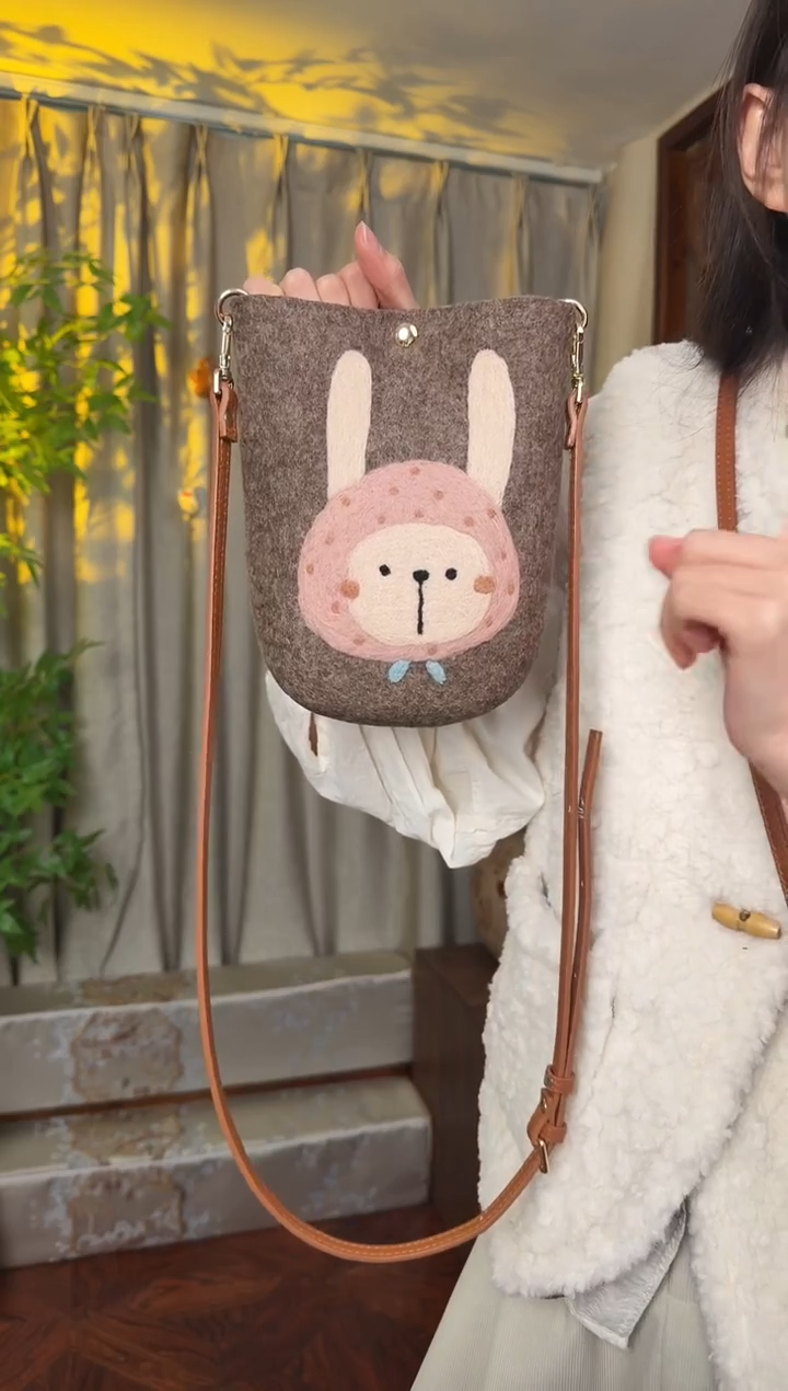 羊毛非遗羊毛毡包 手机包兔子